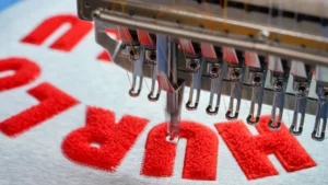 La broderie bouclette : une technique de personnalisation tendance