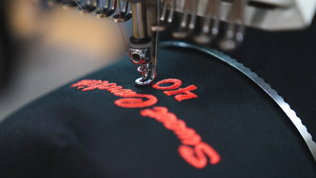 Broderie en cours sur casquette