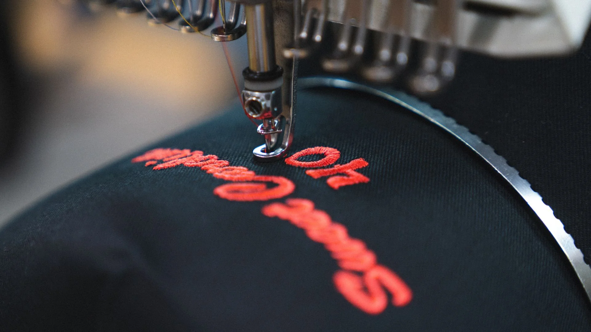 Broderie en cours sur casquette