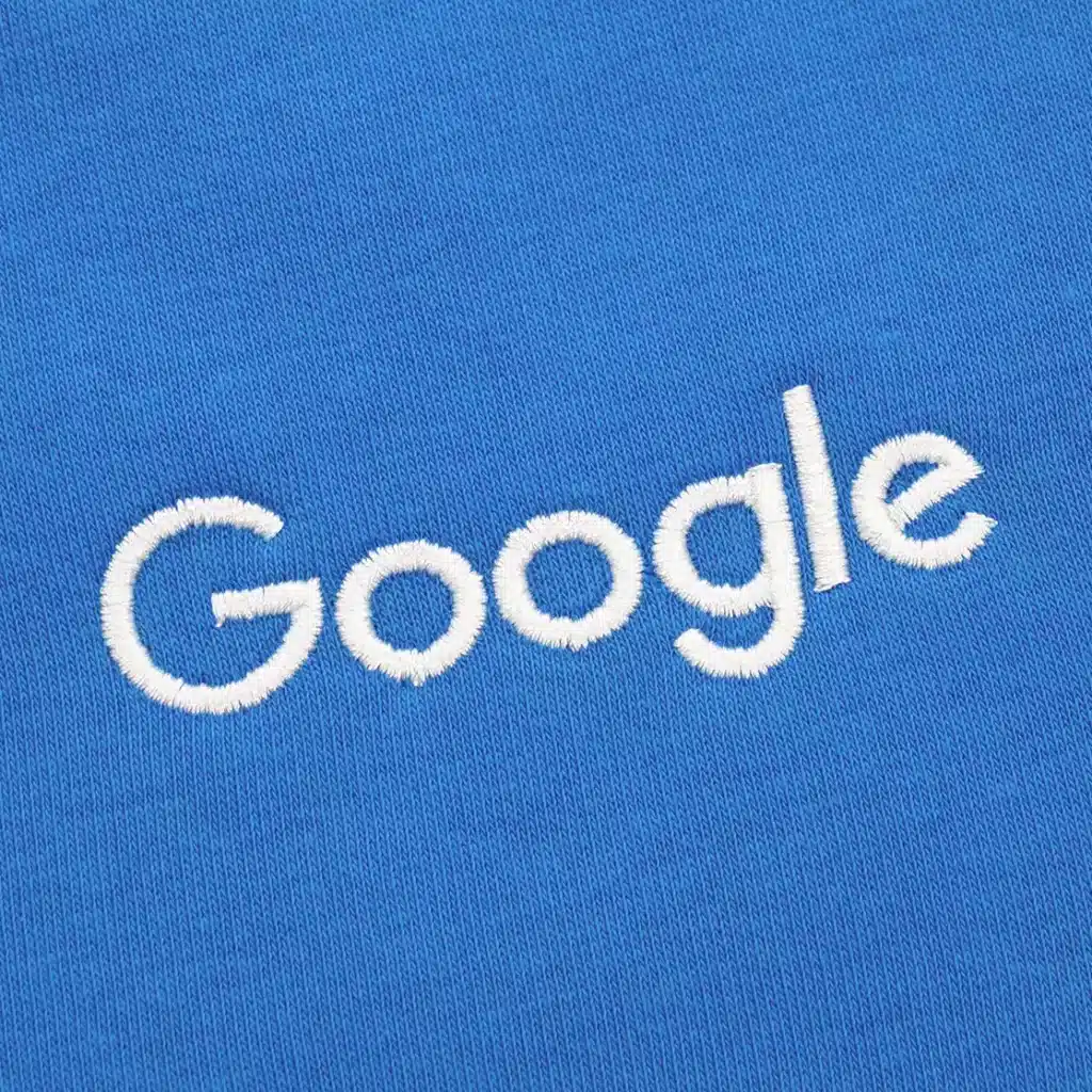 Broderie sur pull bleu à personnaliser