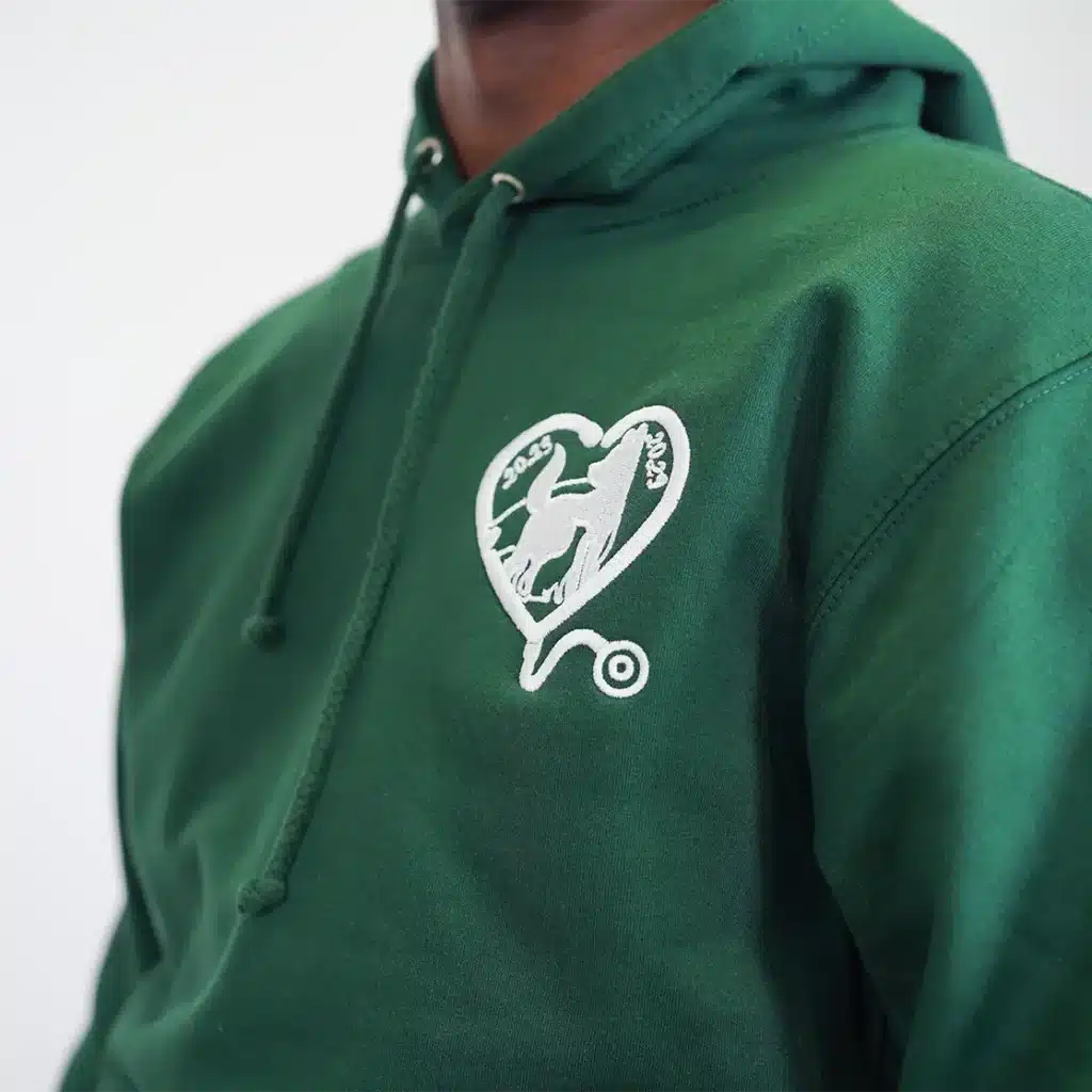 Broderie coeur sur sweat à capuche
