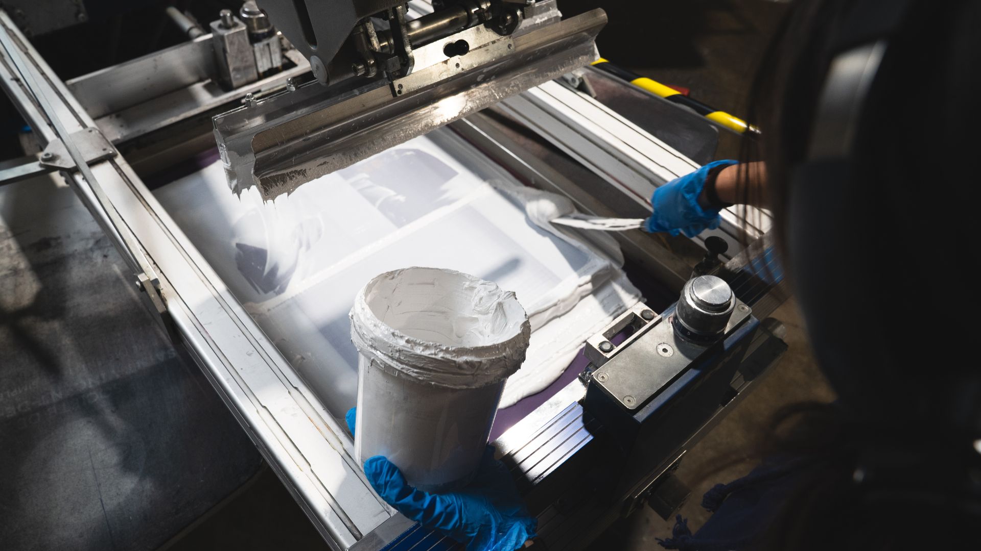 Encre étalée sur un cadre en sérigraphie pour la personnalisation d'un t-shirt