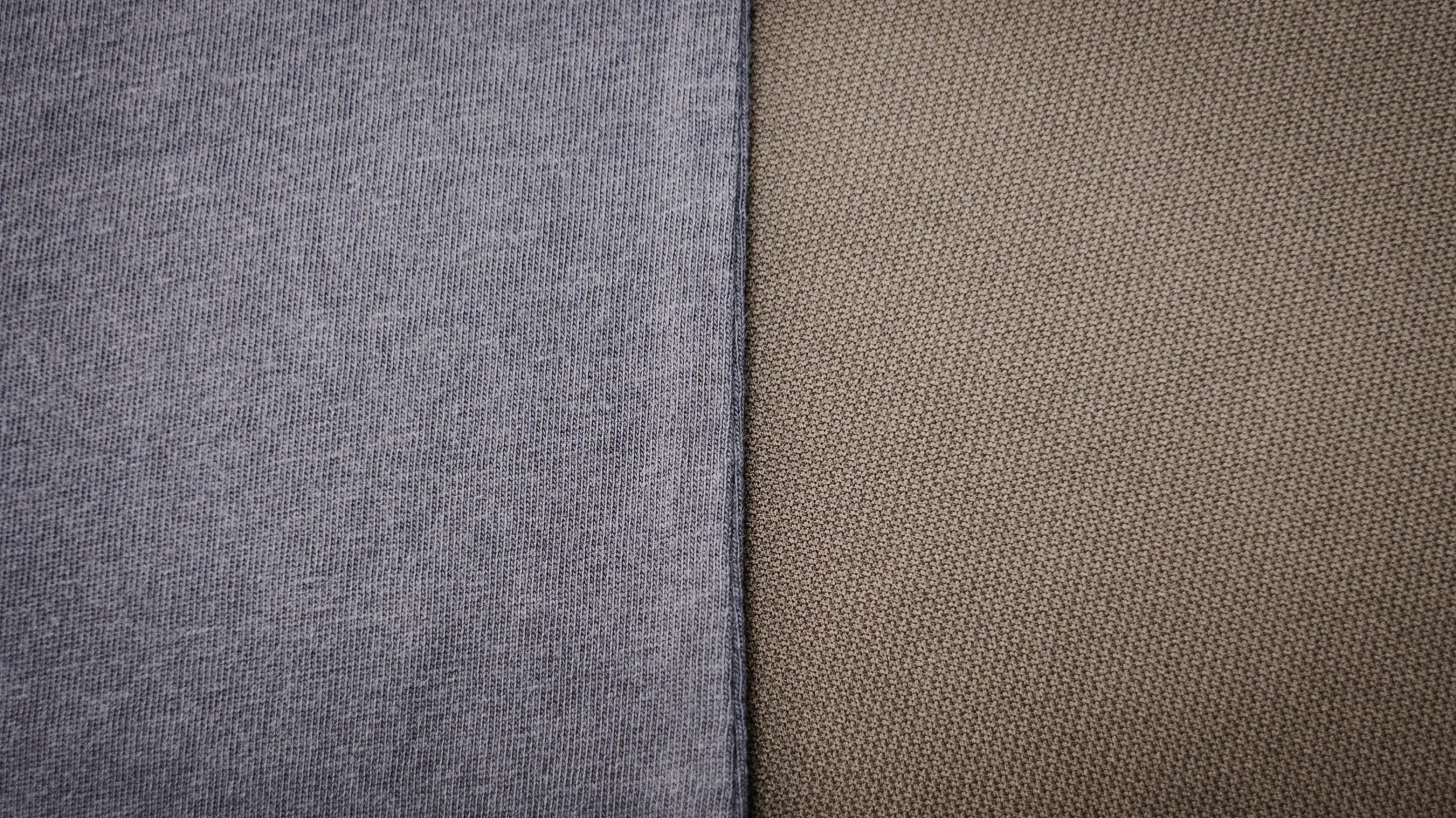 Différence de texture entre un t-shirt en coton et un t-shirt en polyester