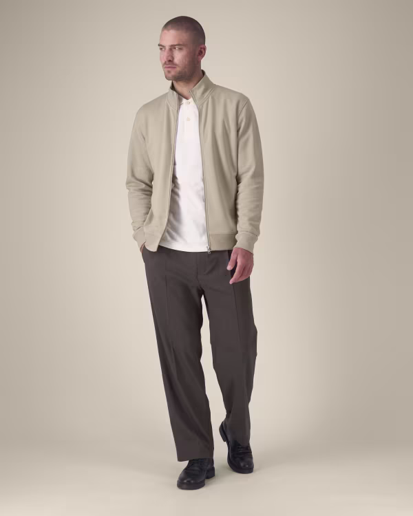 Sweat à col montant ouvert porté par un homme