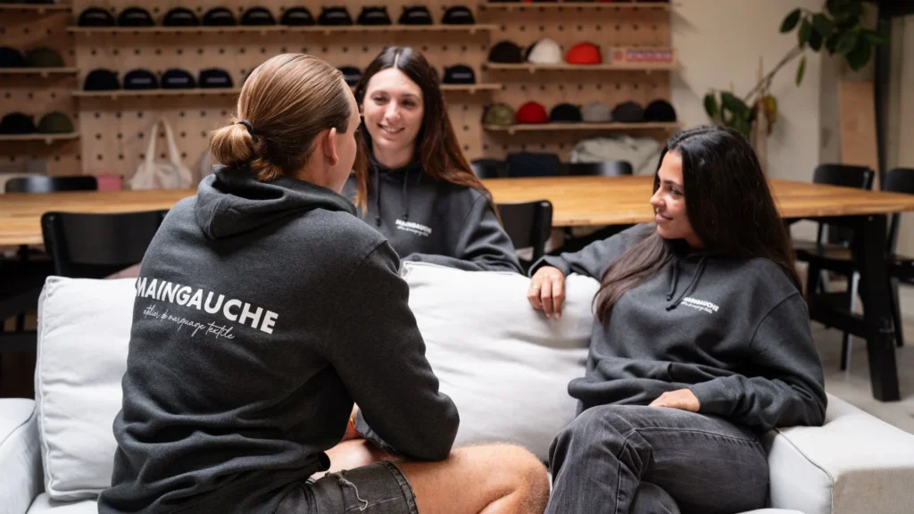 Travailleurs saisonniers équipés avec un pull personnalisé