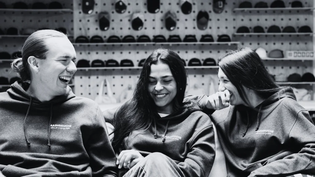 Groupe de jeunes personnes riant dans une salle de pauses