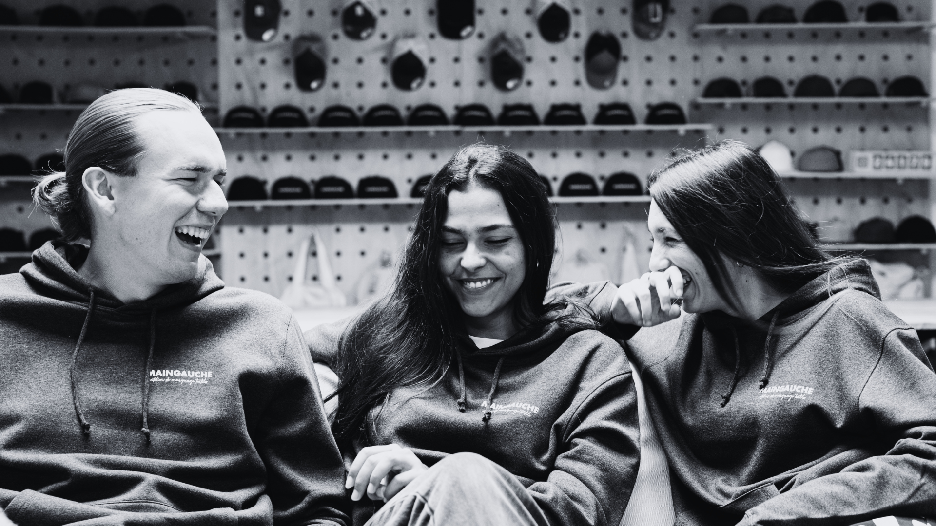 Groupe de jeunes personnes riant dans une salle de pauses